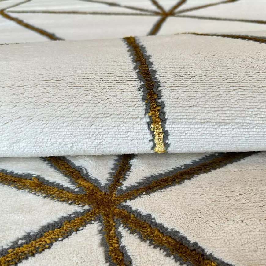 koberec bílo-zlatý do ložnice